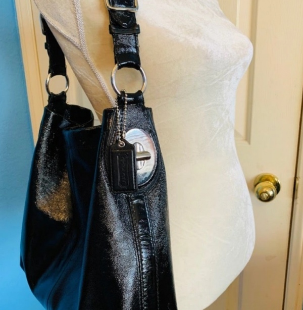 Tote Hobo dengan Aksen Kancing Logam